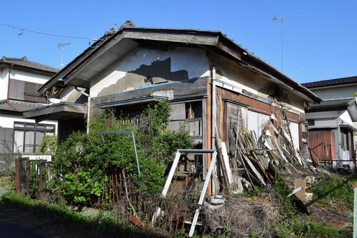 放置され荒れた空き家